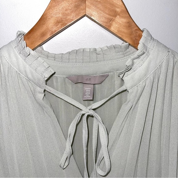 H&M Pleated Blouse Women's Size Medium Light Green Sage Sleeveless‎ Flowy A-Line - Picture 7 of 9